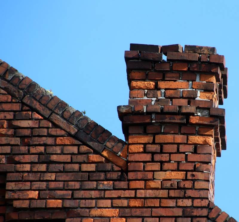 Damaged chimney on an Burr Ridge home showing cracks and missing mortar